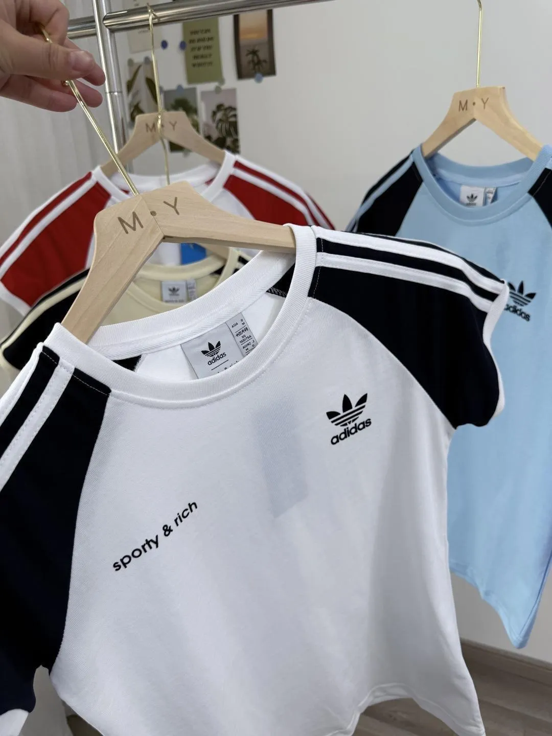 Adidas women's clover printed patchwork color short sleeves, the colors at Adidas counters are becoming more and more magical, the summer limited release New Arrival short sleeves, 220g pure cotton customized light color fabric, embroidered logo on the chest. Simple but not simple, with a sense of trend. Versatile is durable, does not crack or peel off. It is a must-have item for summer wear. It is super nice for couples to take photos with best friends, showing different personal styles. Can be matched with couples. Style number: A 224# Size: XS-XL Color: Light Blue, Beige, White Red, White Blue, [Fabric]: Double yarn, embroidered logo